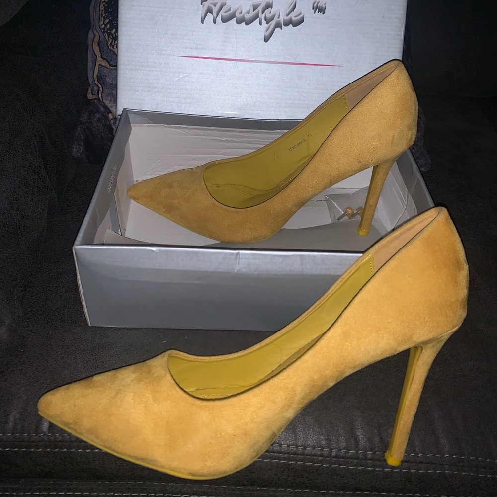Women's Yellow Pumps